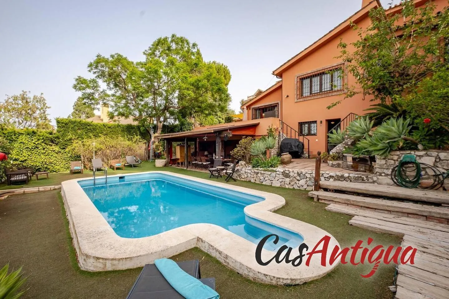 Tess Casantigua, Una Casa Con Sabor A Guatemala contacts